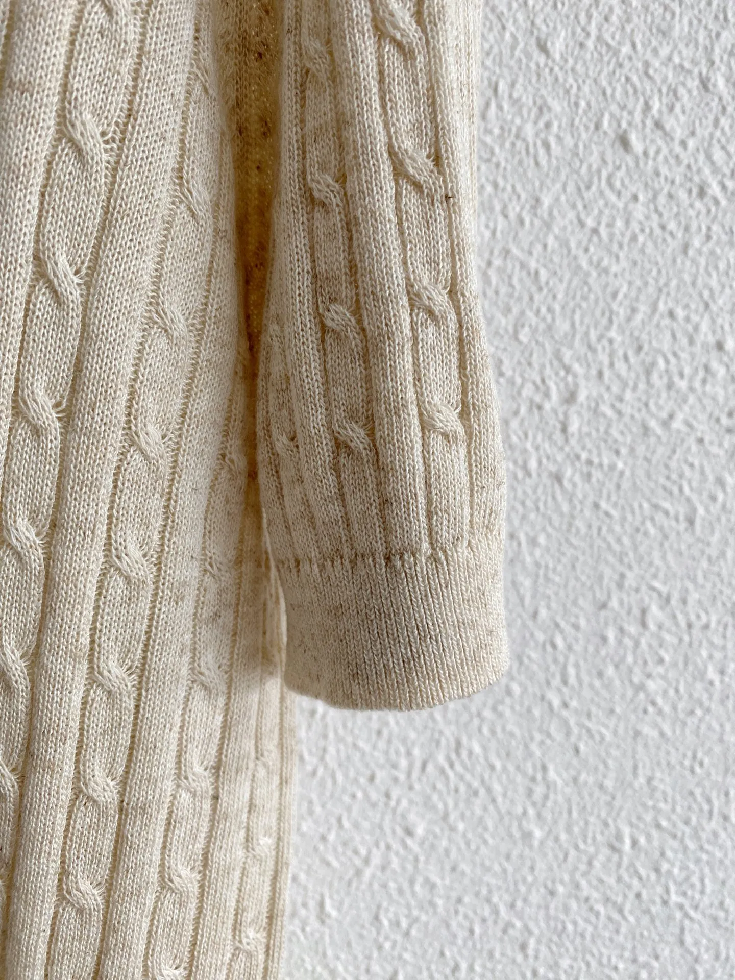 Loro Piana's entire piece of clothing is made of vertical twist cable weaving, with a retro sense of sophistication. Compared with smooth ordinary T-shirts, it has a stronger texture and high-end feel, and is also visually slimmer. There is the brand's iconic Red webbing on the inside of the collar, which is a common detail design of LP. It is low-key and noble, and it also embodies the "logo-free high-end feeling". Sizes:M-3XL